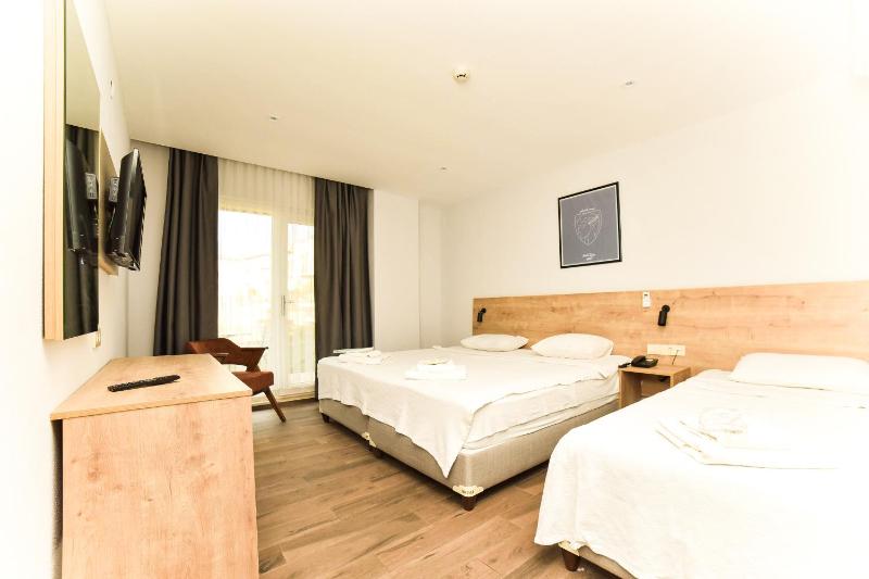 Triple Room with Garden View image 4