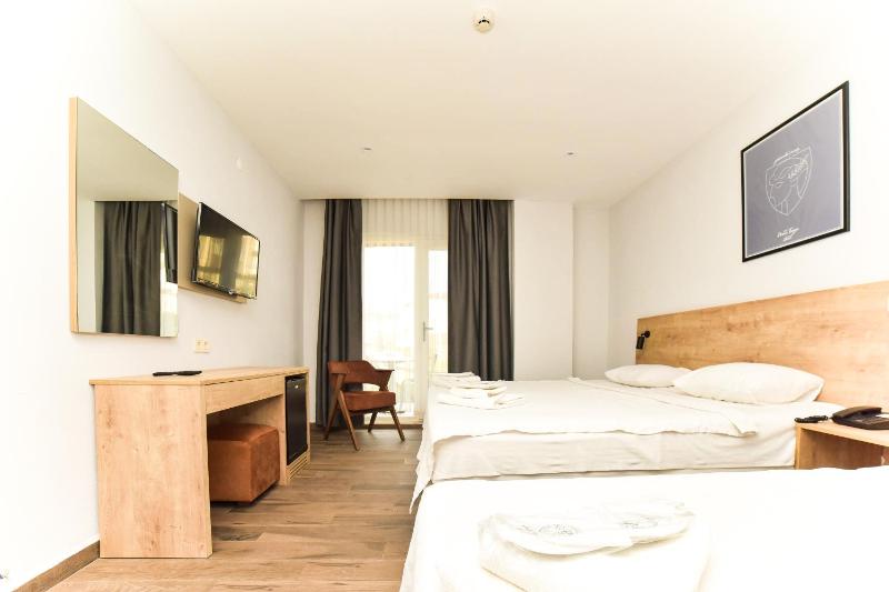 Triple Room with Garden View image 3