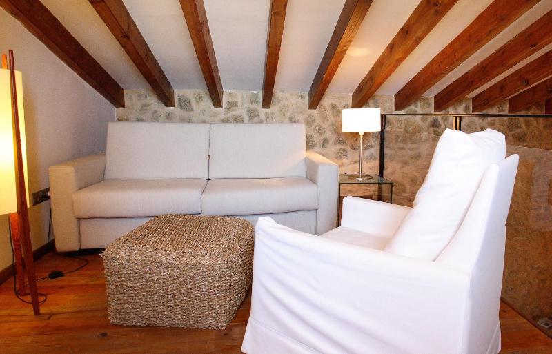 Double Room with Extra Bed image 1