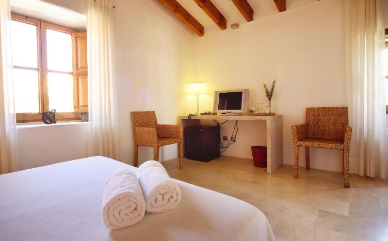 Double Room with Extra Bed image 2