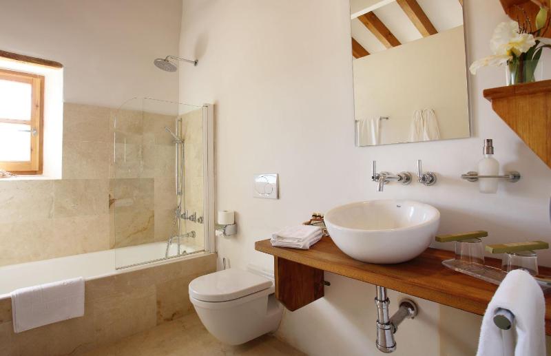 Double Room image 3