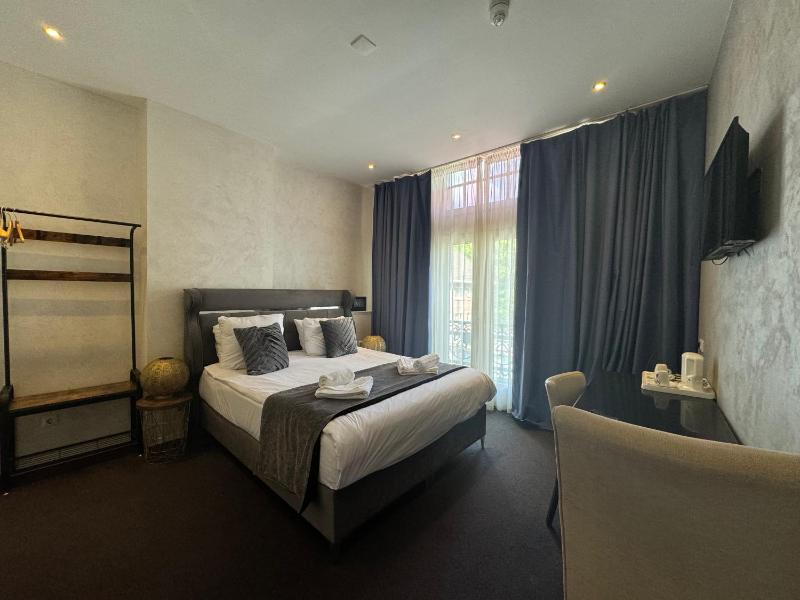 Deluxe Double Room with Balcony image 1