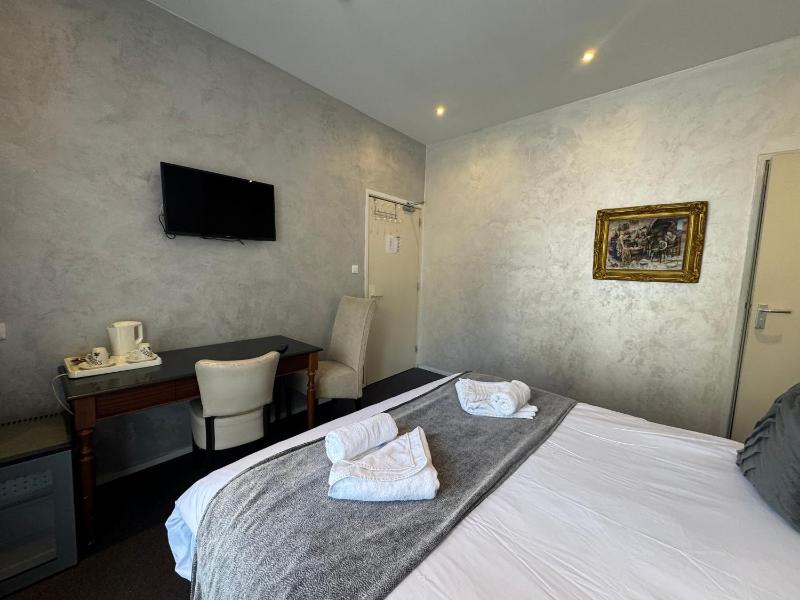 Deluxe Double Room with Balcony image 3