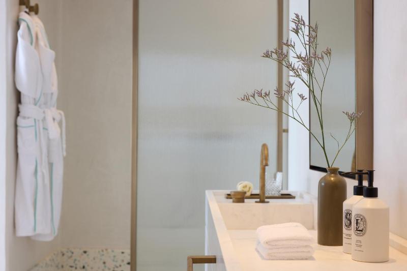 Deluxe Double Room with Balcony image 3