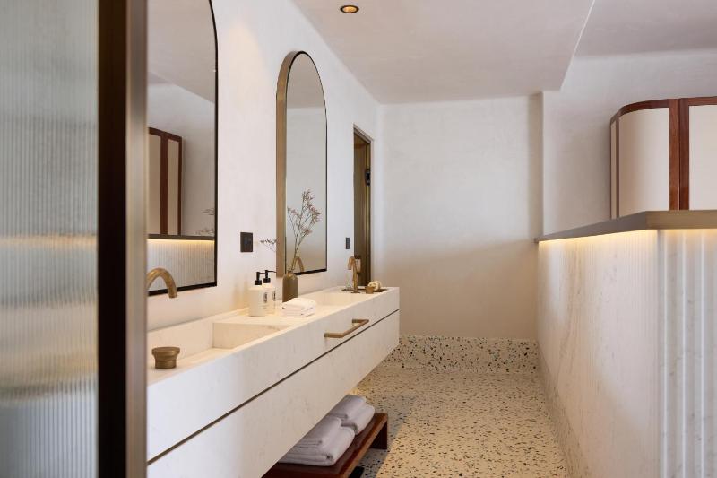 Deluxe Double Room with Balcony image 4