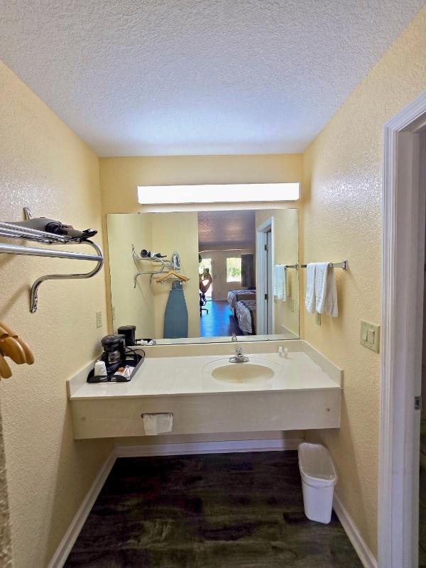 Queen Suite - Non-Smoking image 3