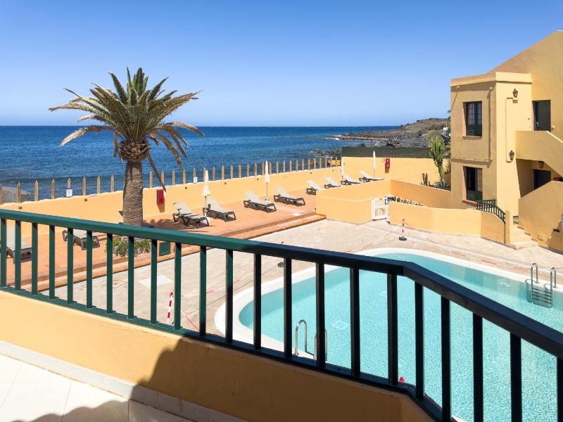 One-Bedroom Apartment with Balcony and Sea View image 1