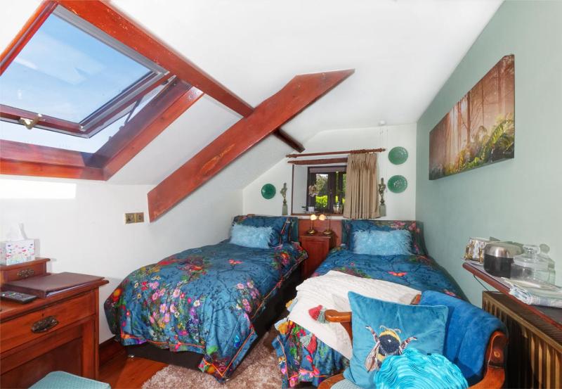 Twin Room with Private Bathroom image 1
