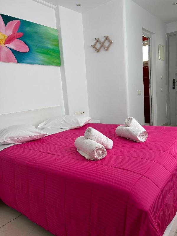 Double Room with Balcony image 3