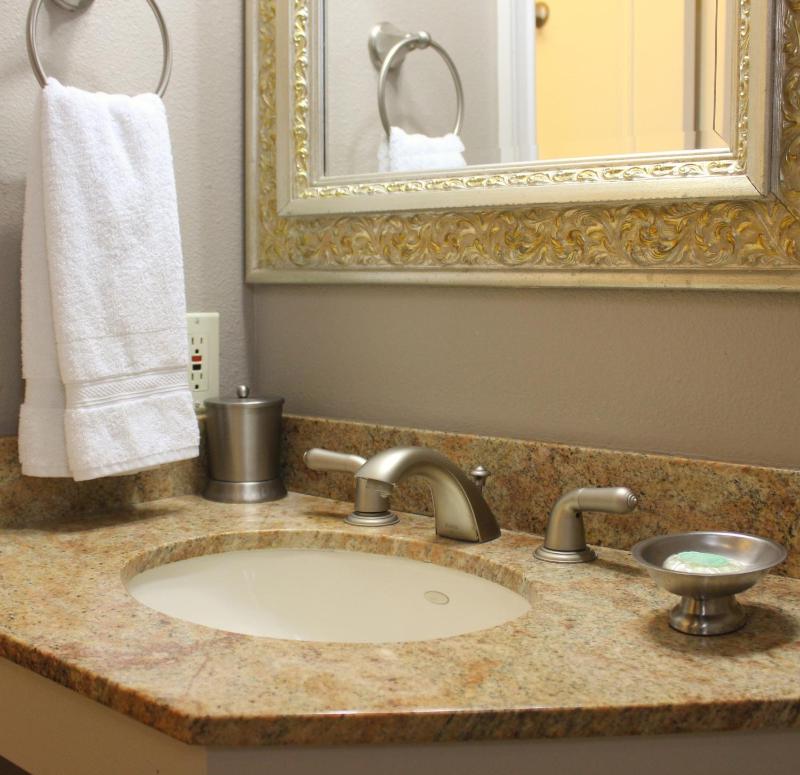 Standard King Room image 3