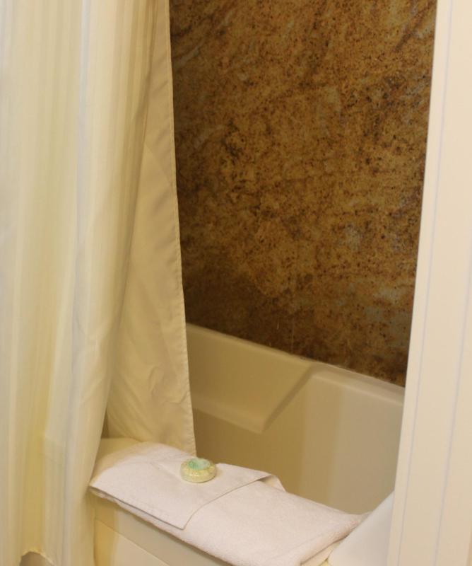 Standard King Room image 4