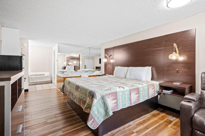 King Room with Spa Bath image 1