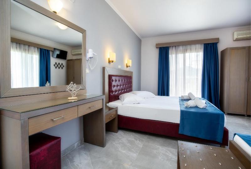 Triple Room with Balcony image 1