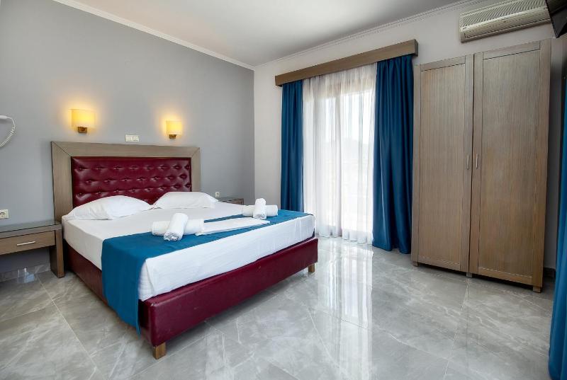 Triple Room with Balcony image 3