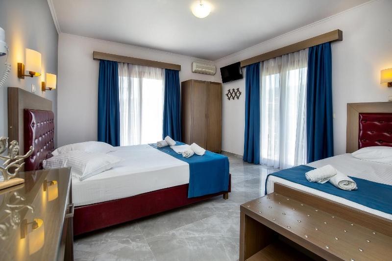 Triple Room with Balcony image 4