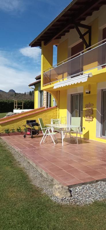 Gîte ensoleillé, entre montagnes et ruisseau. Images