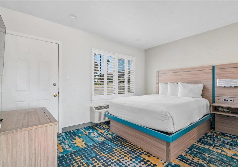 Family Room with Three Queen Beds image 1