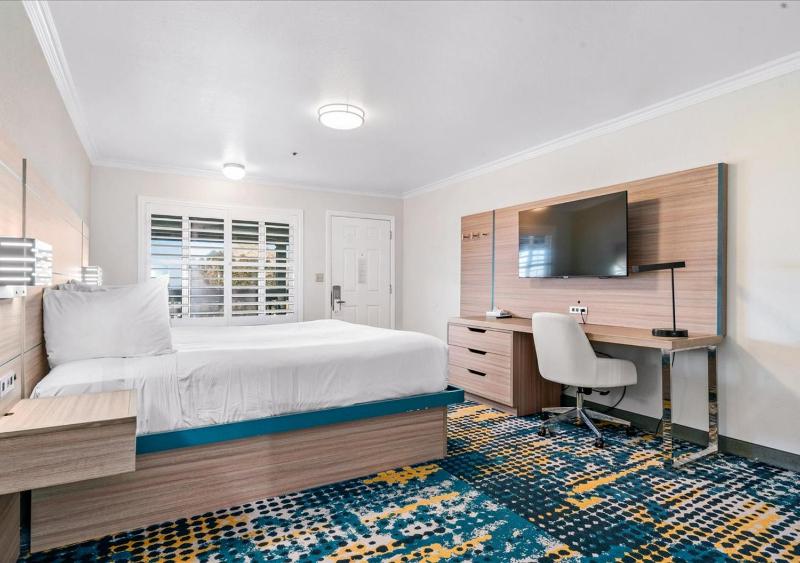 King Room with Ocean View image 3