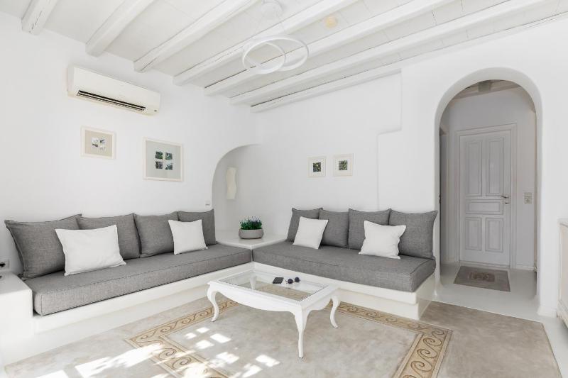 Deluxe Suite with Pool View image 3