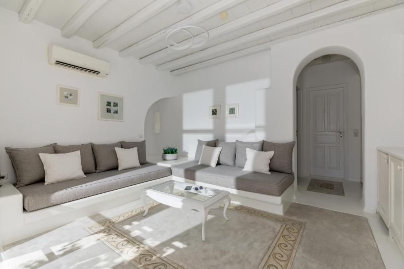 Junior Suite with Pool View image 1