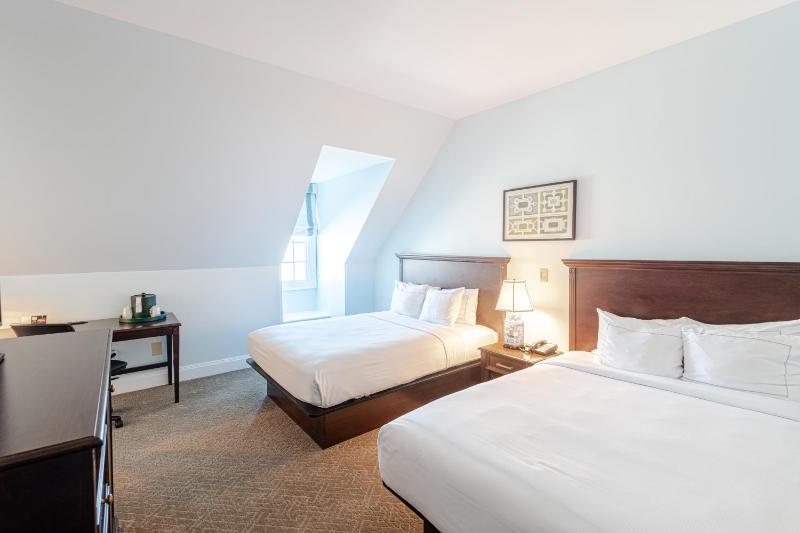 Deluxe Queen Room with Two Queen Beds image 4