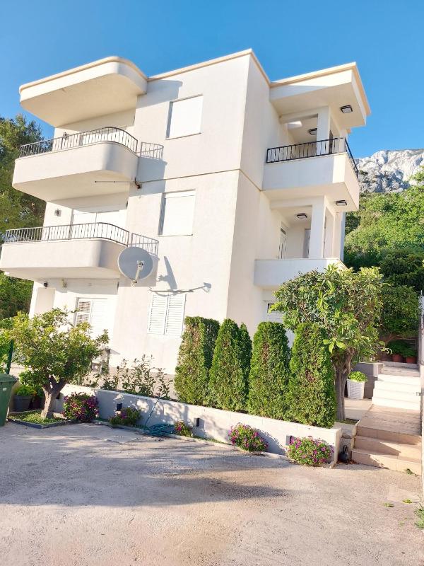 Charmy Apartments with Pool - image 7