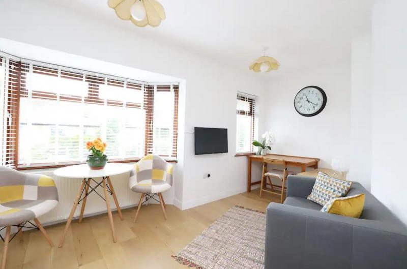 Campbell Modern 2BR Apartment in Oxford Free Parking Images