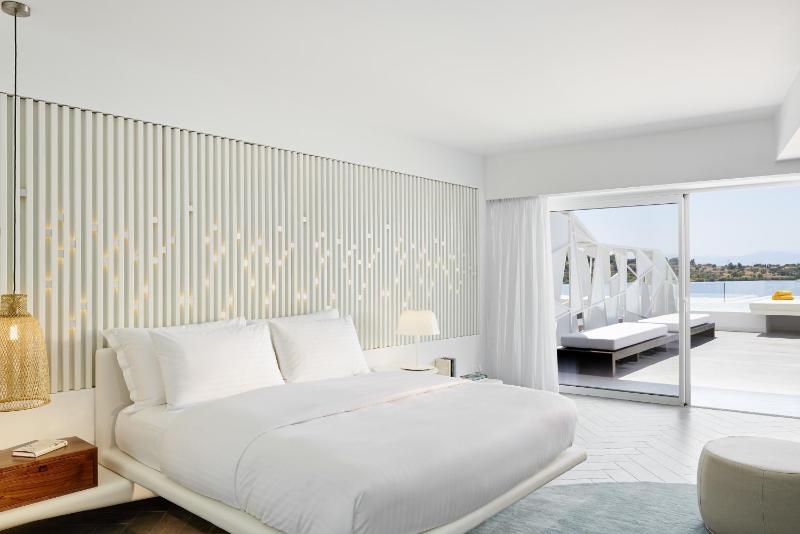 Luux Suite with Shared Pool and Sea View image 1