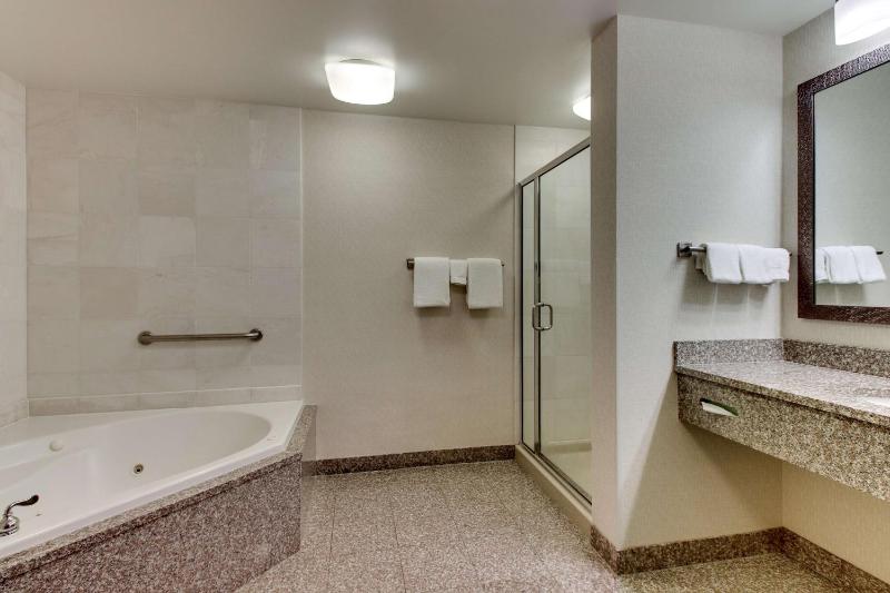 Deluxe King Room with Spa Tub image 3