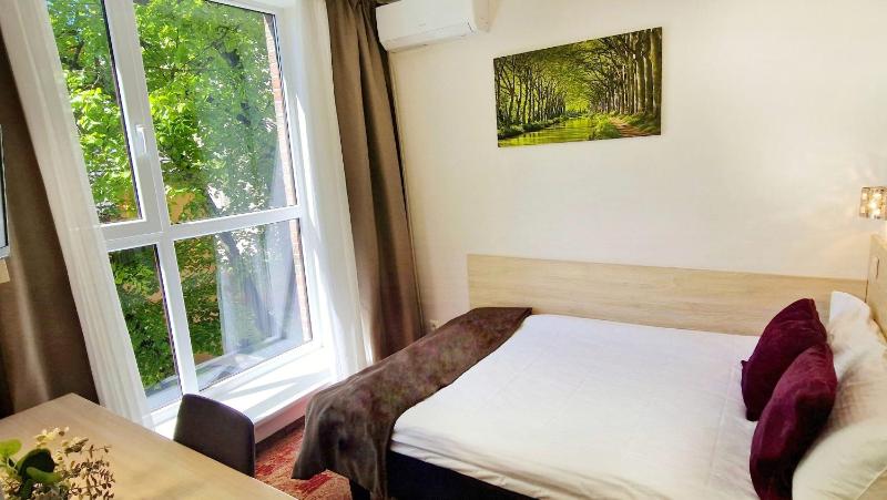 Economy Double Room image 3