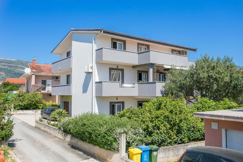 Apartments with parking space Kastel Novi Kastela - 22702 - image 10