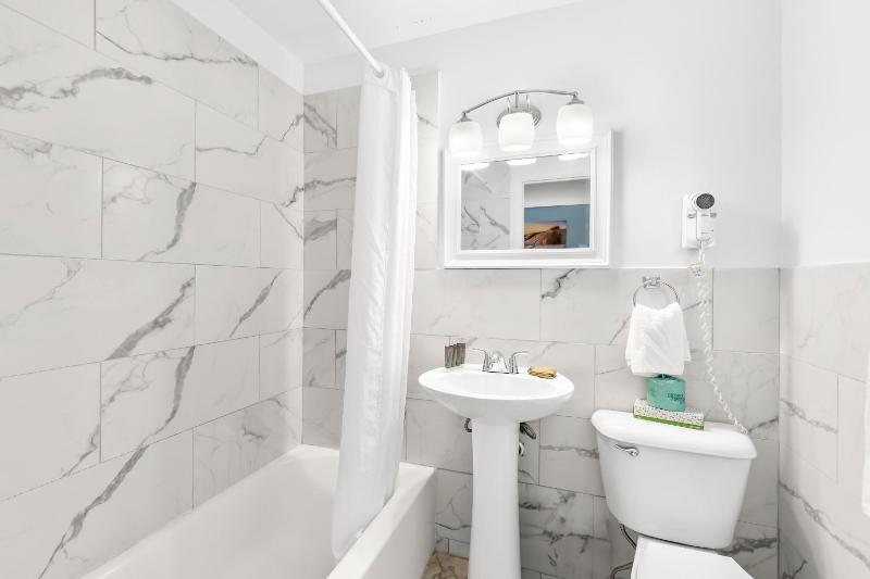 Standard Queen Room image 4