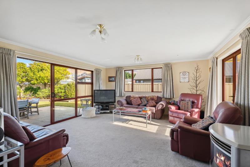 Alpine Scenery - Wanaka Holiday Home - image 3