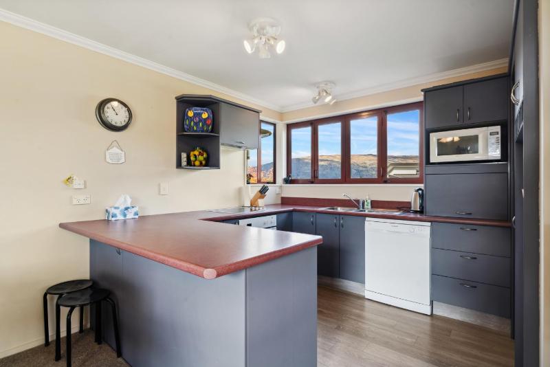 Alpine Scenery - Wanaka Holiday Home - image 6