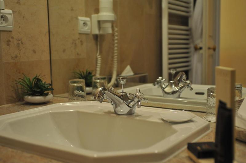 Superior Suite Ming image 2