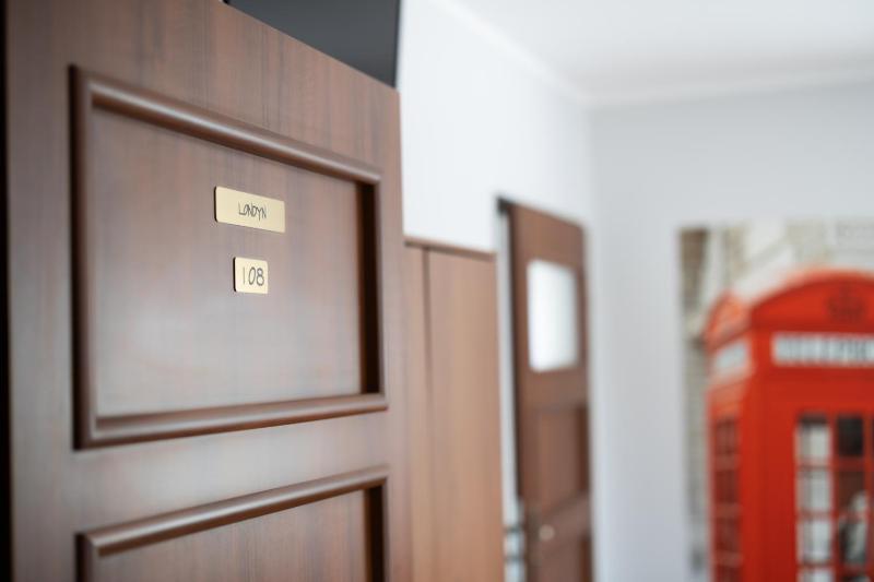 Twin Room image 4