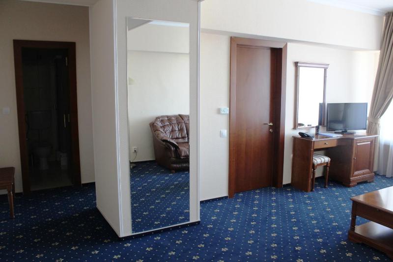 One-Bedroom Suite image 3