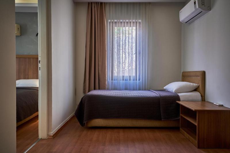 Standard Triple Room image 2