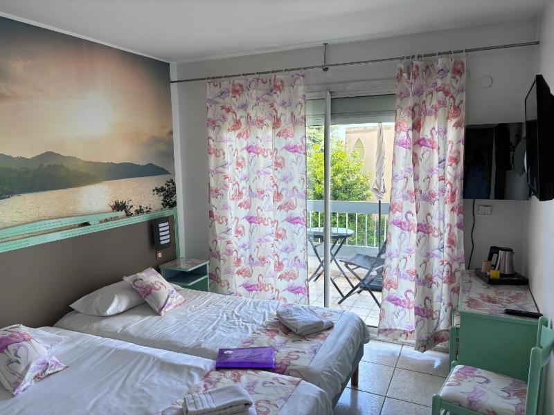 Superior Double or Twin Room with Balcony and Pool View image 4