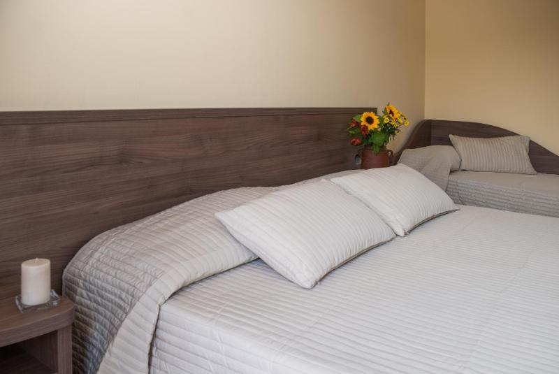 Twin Room with Balcony image 2