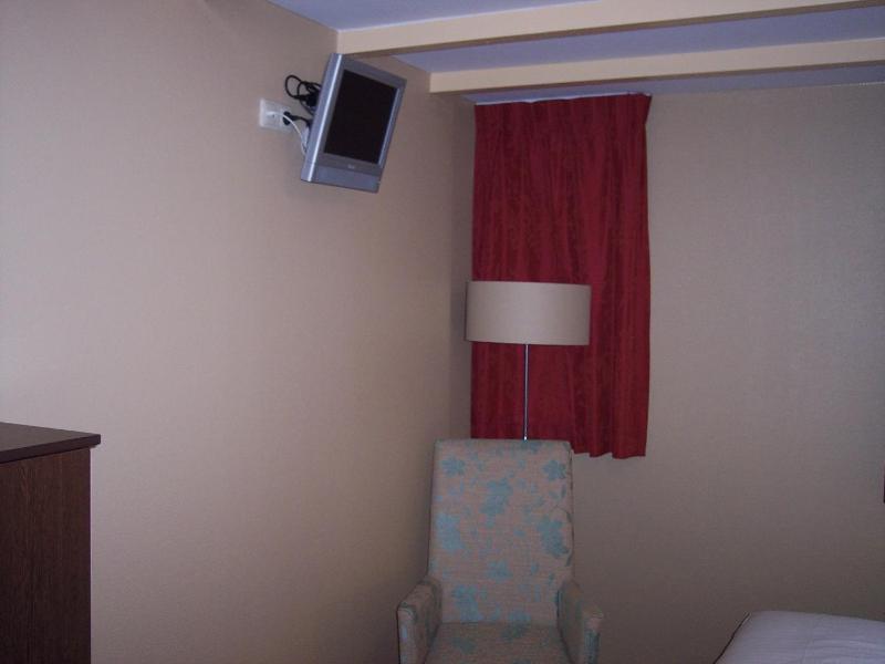 Twin Room with Private Bathroom image 3