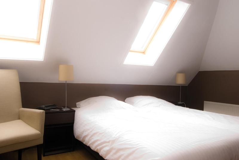 Twin Room with Private Bathroom image 4