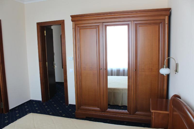 One-Bedroom Suite image 2
