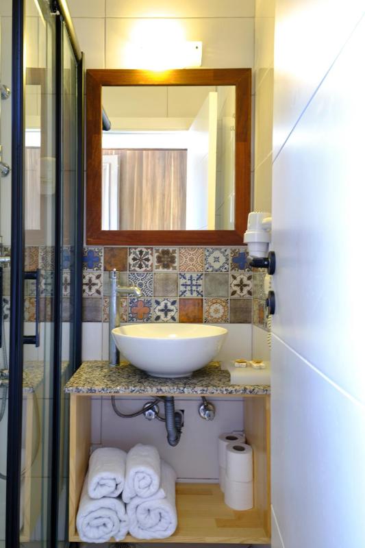 Standard Twin Room with Sea View image 4