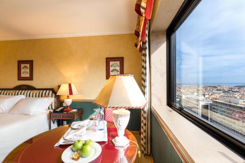 Superior Double or Twin Room with City View image 3