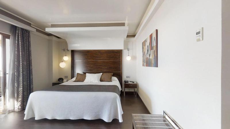 Superior Room with Sea View (2 Adults + 1 child) image 3