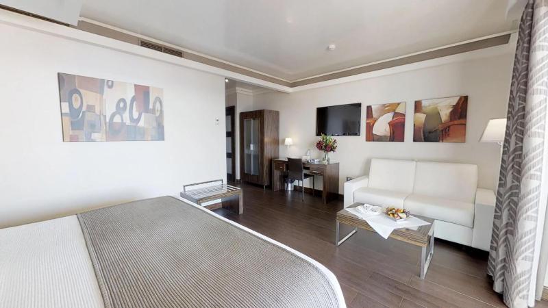 Superior Room with Sea View (2 Adults + 1 child) image 4