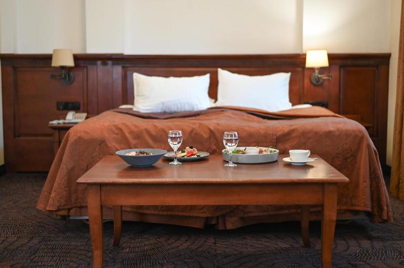 Deluxe Double or Twin Room image 4