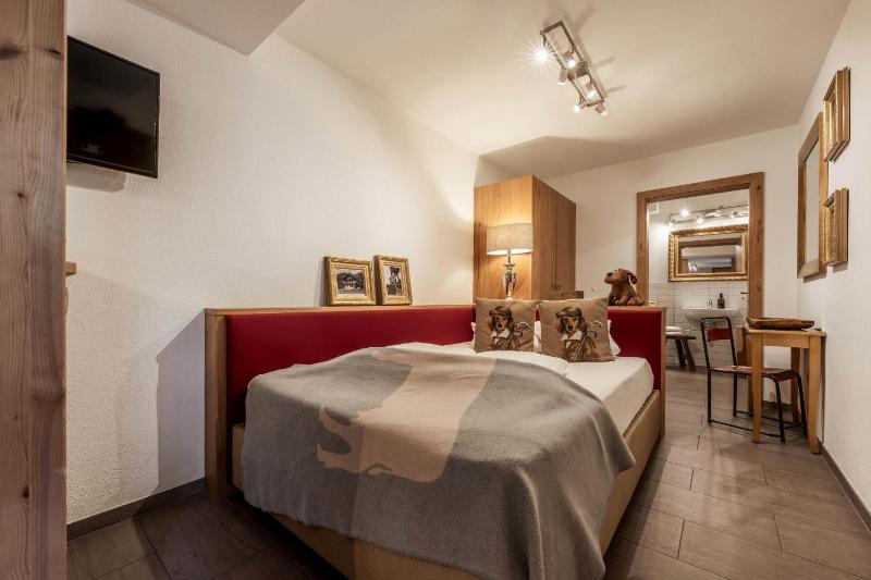 Room with small double bed and Terrace image 2