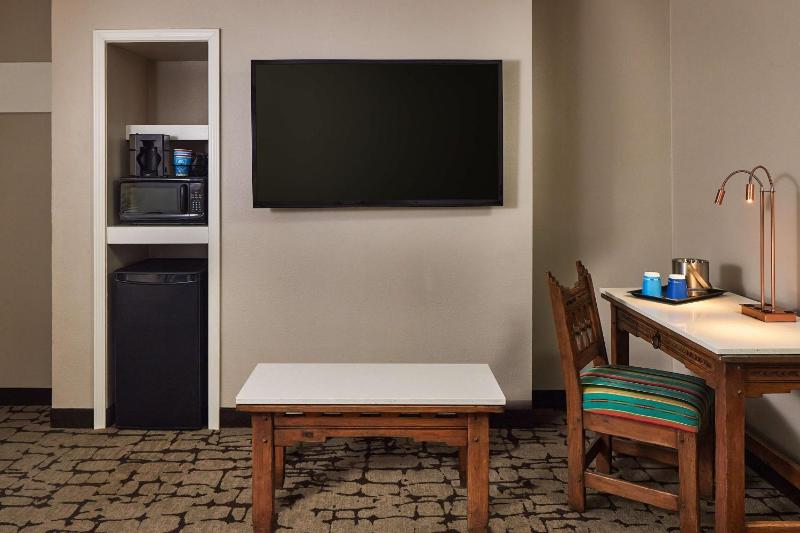 One-Bedroom King Suite image 4